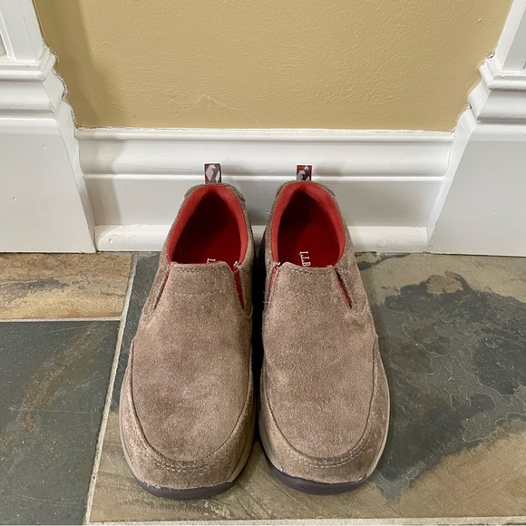 L.L.Bean• Kid’s Size 1•Tan Suede Uppers•Easy Slip-On Styling•Traction Grip Sole - Picture 2 of 9